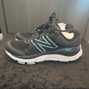 New Balance Women's 840 V5 Running Shoes size 6 Black and storm blue